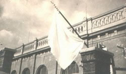 Bijela zastava predaje pred Guvernerovom palačom