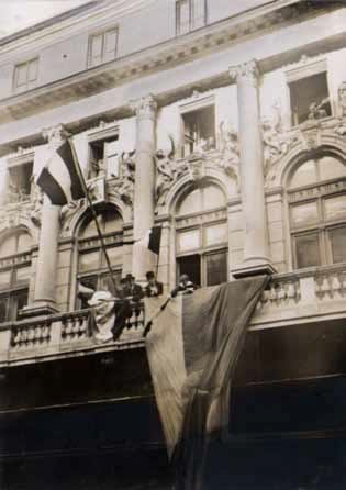 Salvatore Bellasich na balkonu Guvernerove palače