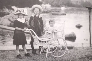 Drago Gervais u dječačkoj dobi s igračkom u ruci, sa sestricom Blankom. Nepoznato je najmlađe dijete. Opatija 1912. godine.
