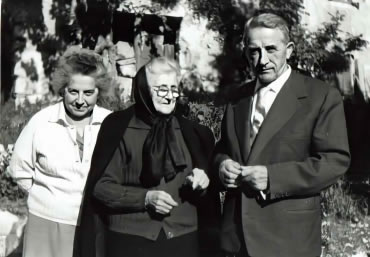 Ivo Grohovac, sestra Zlata u društvu njihove mame Marije i brata Zvonimira