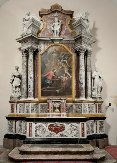 oltar u Župnoj crkvi Navještenja Blaženoj Djevici Mariji u Pićanu