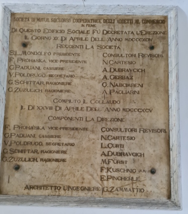 Ploča na ulazu u zgradu Fiorela La Guardije 23