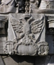 skulptura dvoglavog orla, simbola grada , iznad ulaznih vrata grada