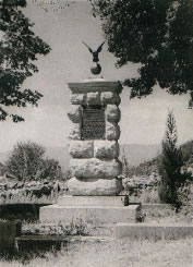 Spomenik sa kraljevskim orlom ispred zametske crkve